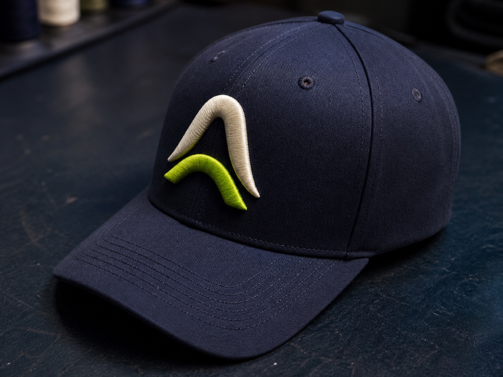 Construcción técnica de puntadas para bordado 3D Gorra azul marino terminada con bordado 3D en crema y verde